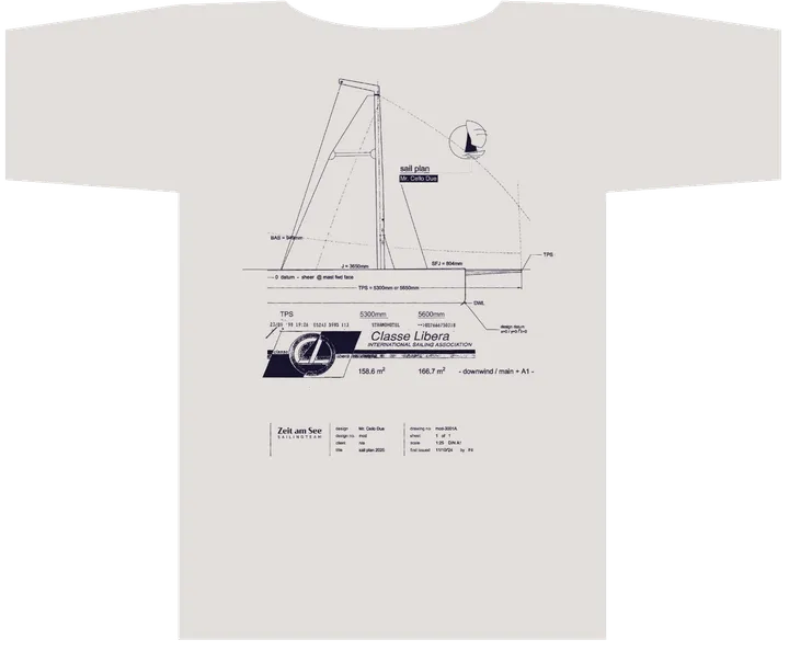 Weißes T-Shirt der Kollektion 2026, bedruckt mit dem Segelriss der Mr. Cello Due